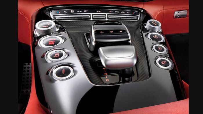 Στην κονσόλα βρίσκονται τα χειριστήρια για τη ρύθμιση της ανάρτησης, την απενεργοποίηση του traction control και τη ρύθμιση του ήχου της εξάτμισης.